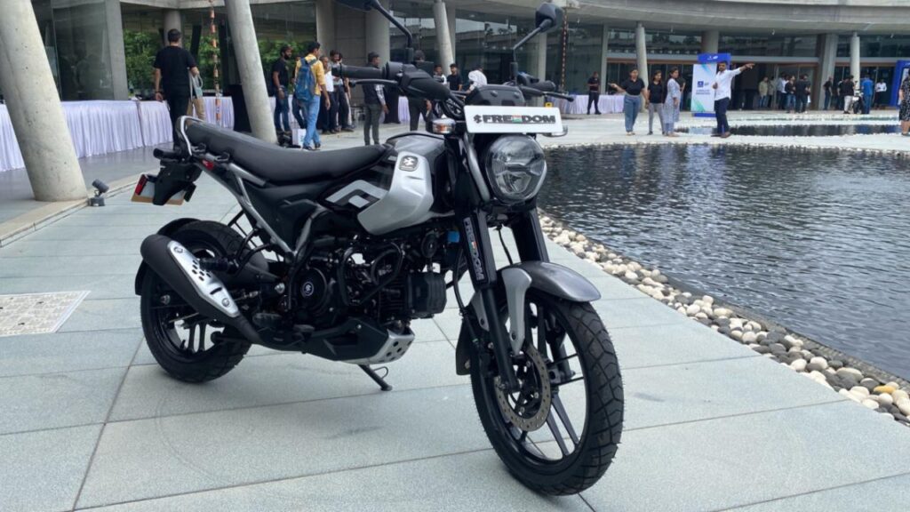 पेट्रोल का खर्चा 70% कम! Bajaj Freedom 125 अब CNG और पेट्रोल दोनों से चलेगी; जानें कीमत और धांसू माइलेज