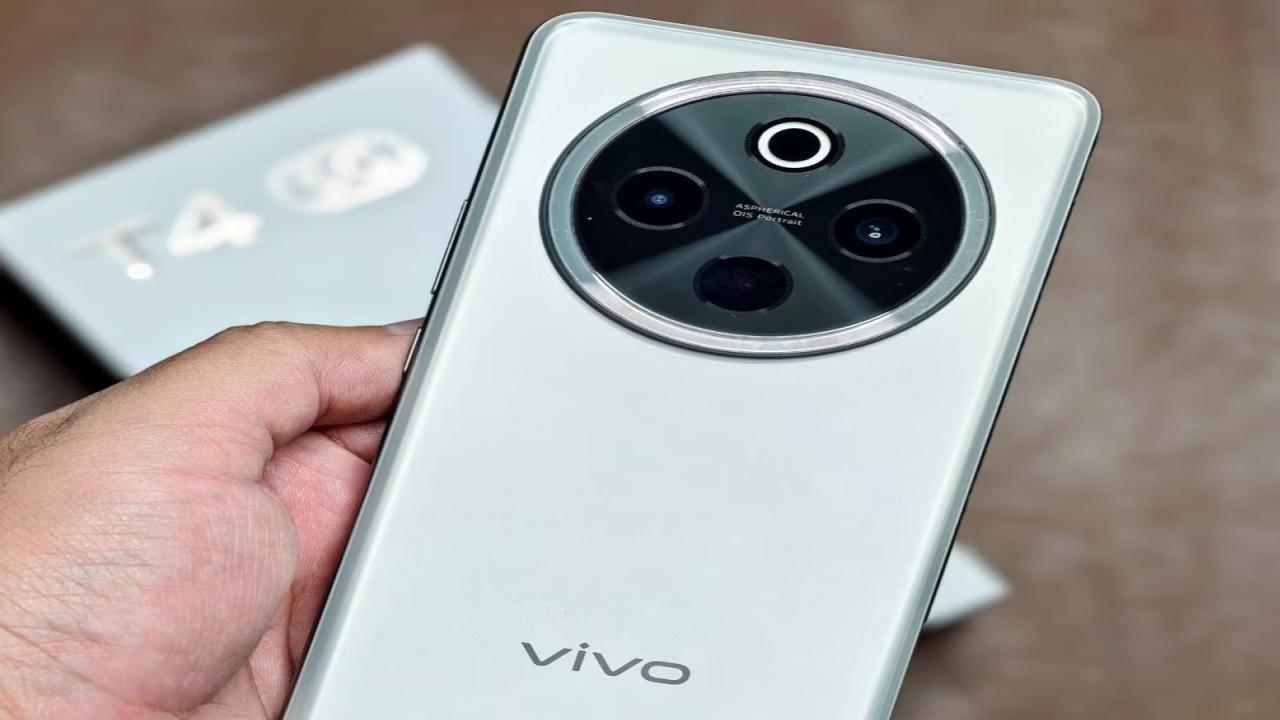Vivo T4 5G Price Drop: 7300mAh बैटरी और 50MP कैमरा वाला वीवो फोन हुआ बेहद सस्ता, वैलेंटाइन सेल में मची लूट!